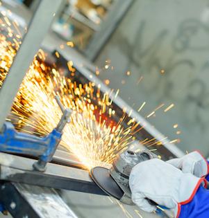 C8) OPERARIS EN ACTIVITATS DE TRACTAMENTS SUPERFICIALS DE LES PECES DE METALL: DESGREIXAT, NETEJA, DECAPATGE, RECOBRIMENT, PINTURA (OFICI)